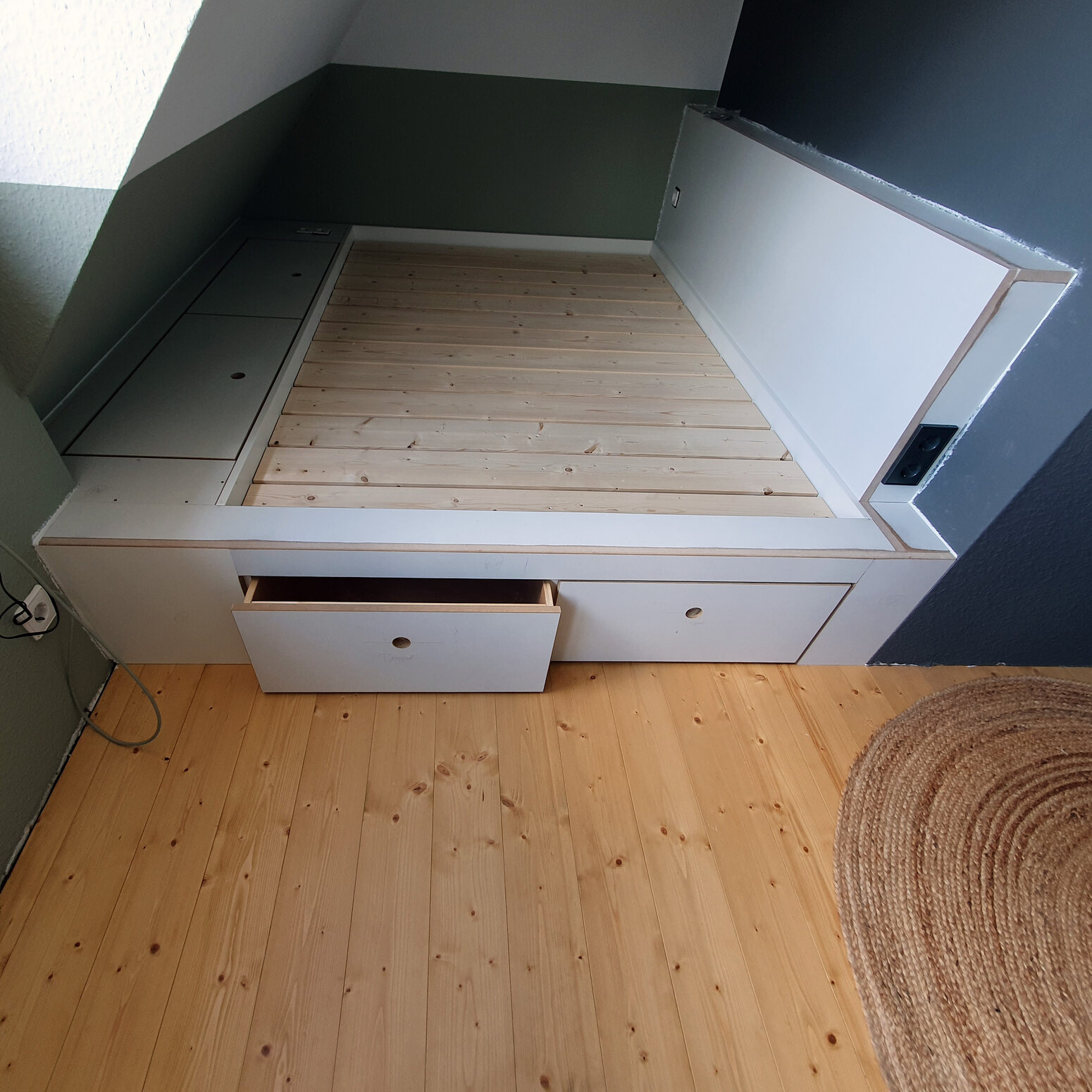 Schreinerei Schindler: Jugendzimmer mit Bett unter der Dachschräge / Vorher-Bild