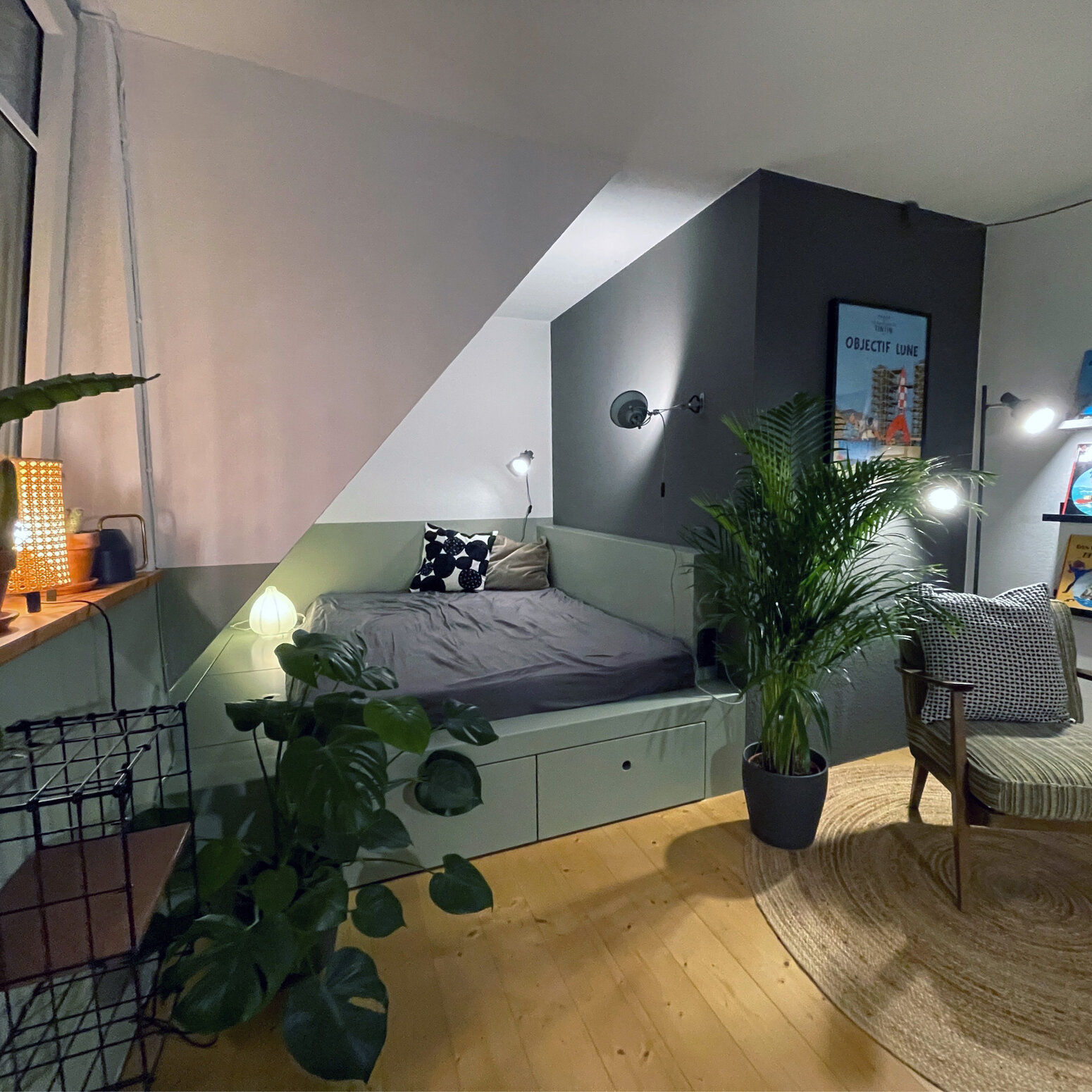 Schreinerei Schindler: Jugendzimmer mit Bett unter der Dachschräge